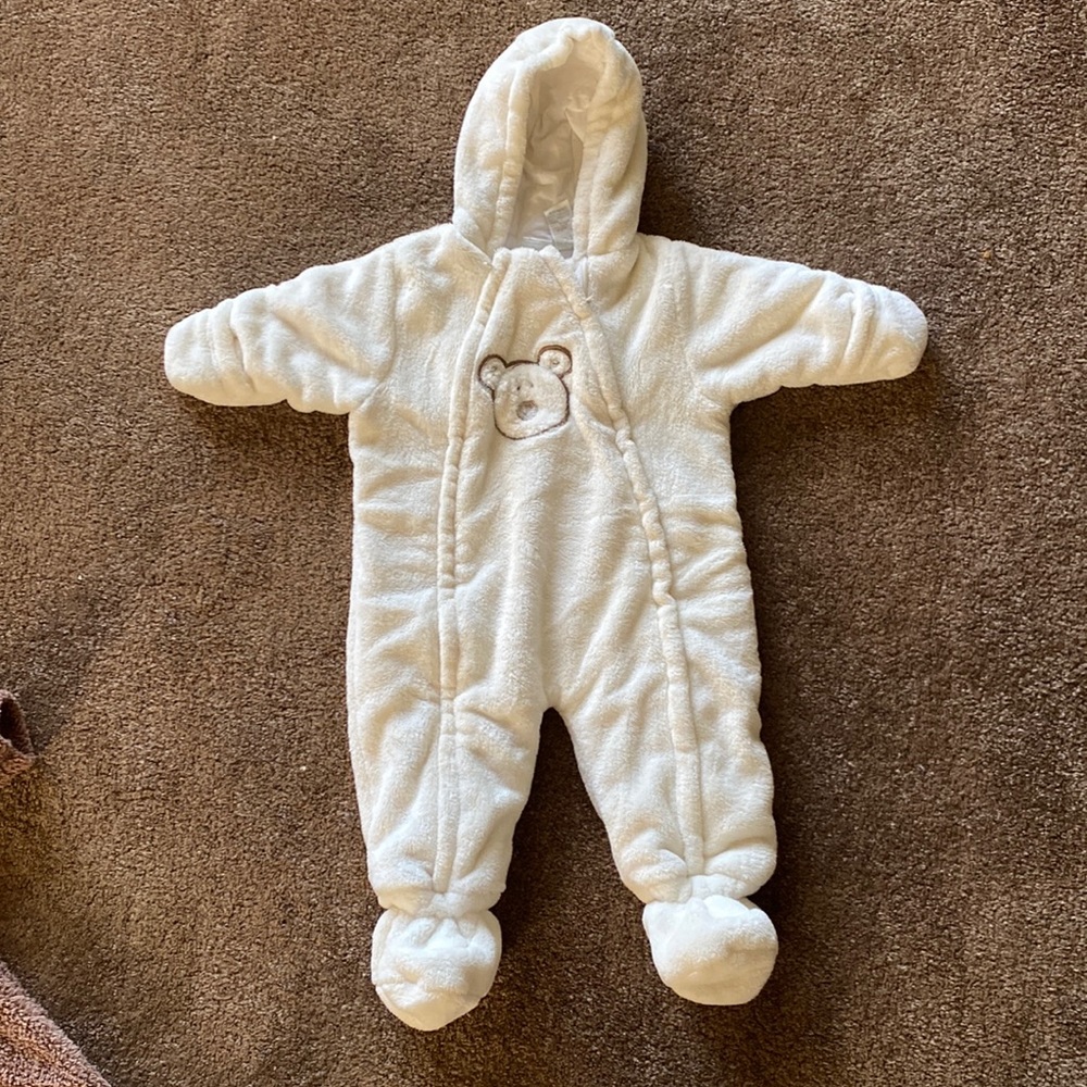 Soft white outdoor outfit. Size 6-9 month. Very warm